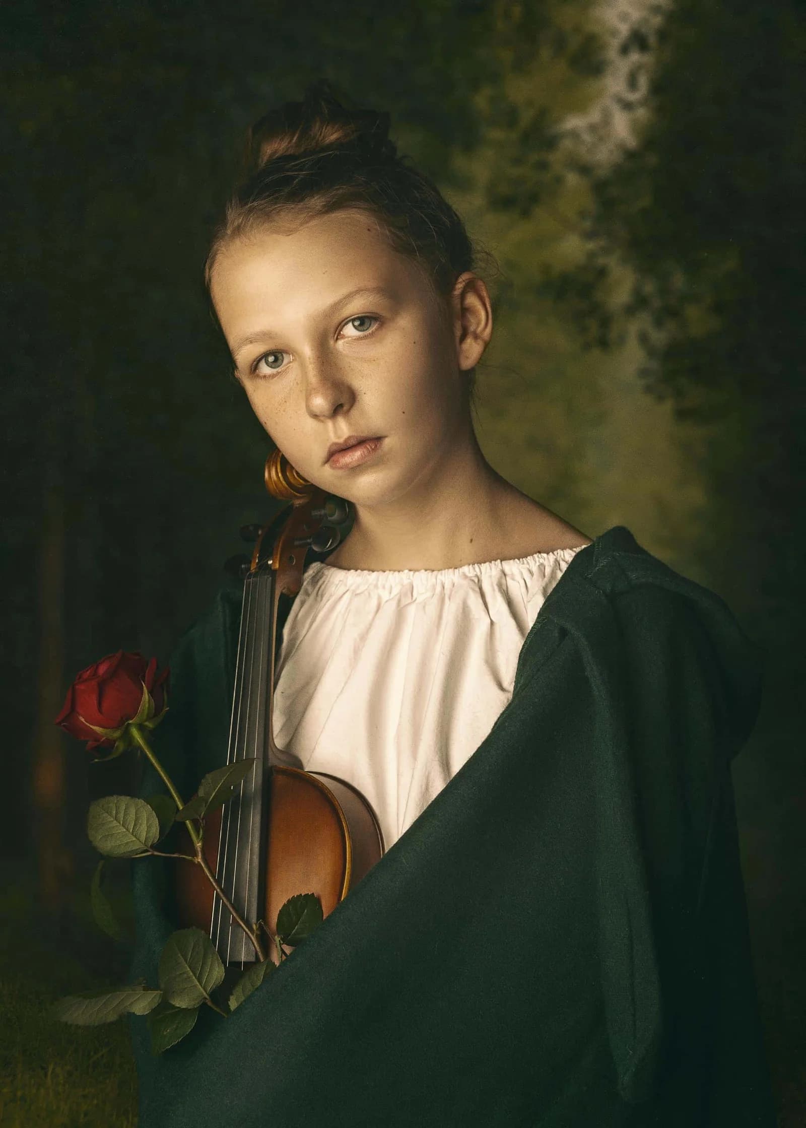 Mädchen mit Geige und roter Rose in dunkelgrünem Umhang, gemäldeartiges Fine-Art-Porträt im Stil alter Meister