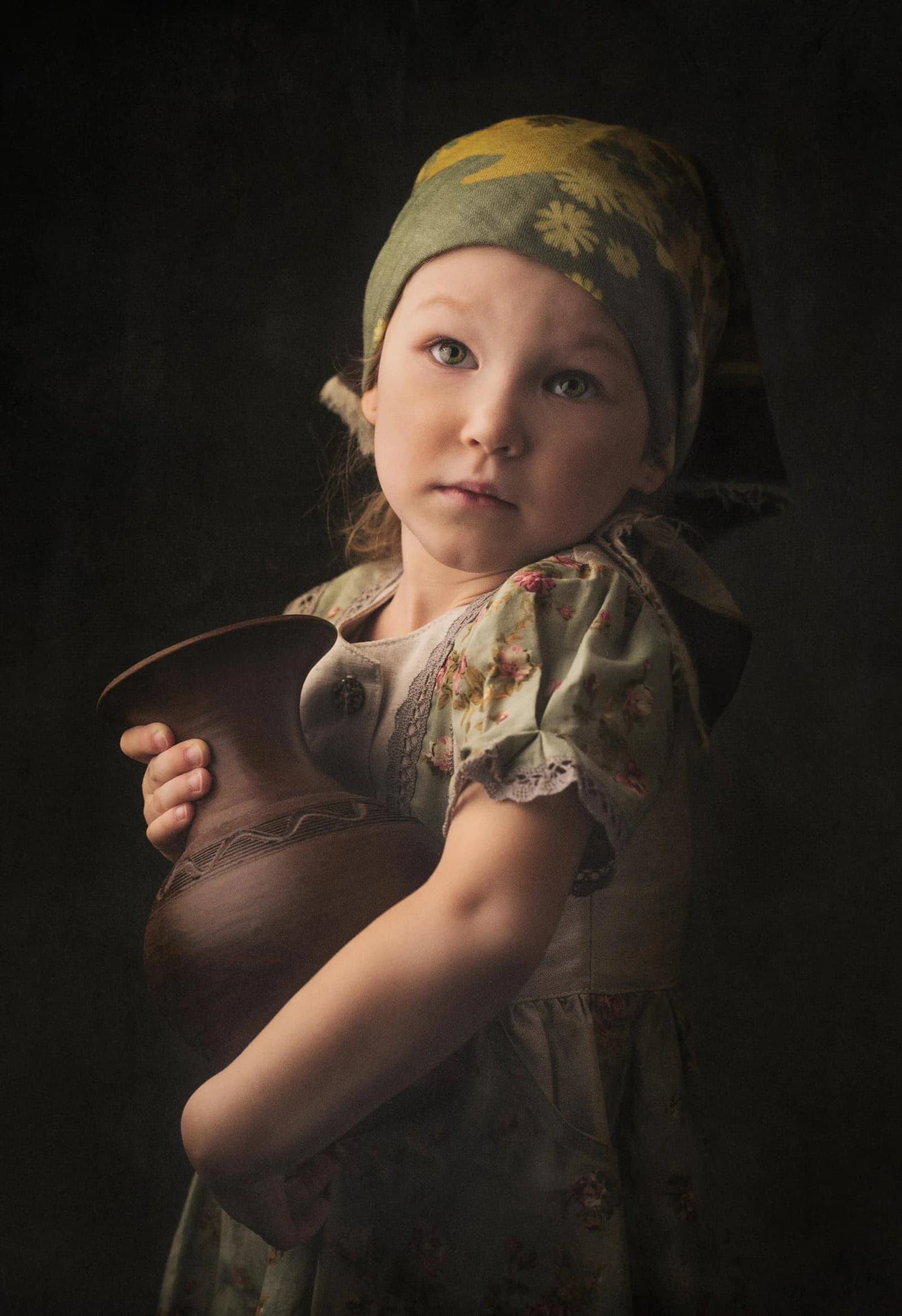 Mädchen mit geblümtem Kopftuch hält irdenen Tonkrug, Blick über die Schulter, Fine-Art-Porträt in gedeckten Erdtönen